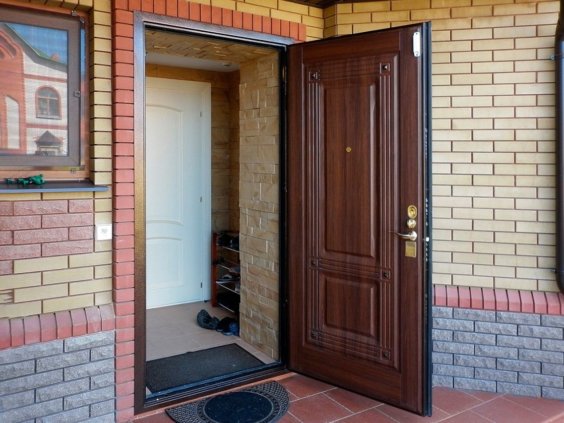 Входная дверь с металлическим каркасом