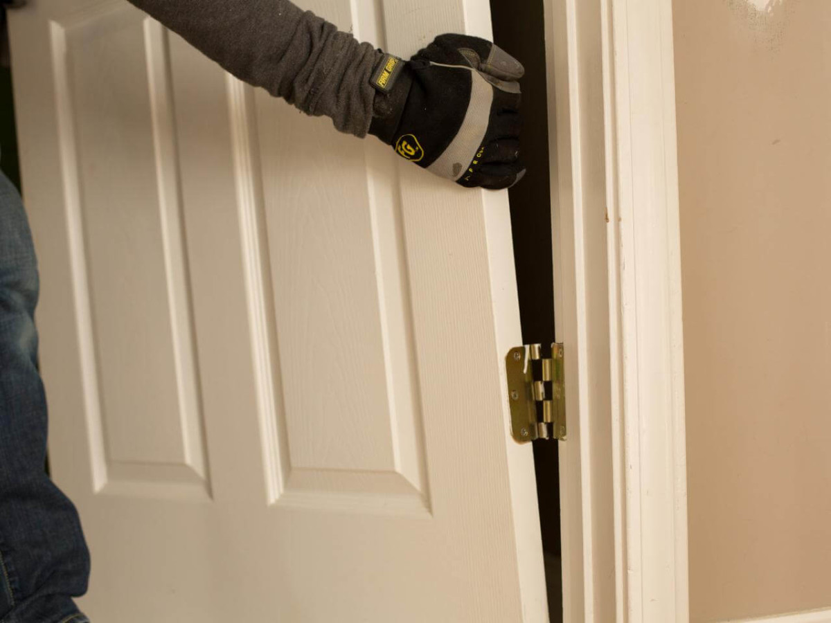Как обновить старые межкомнатные двери своими руками: 3 способа